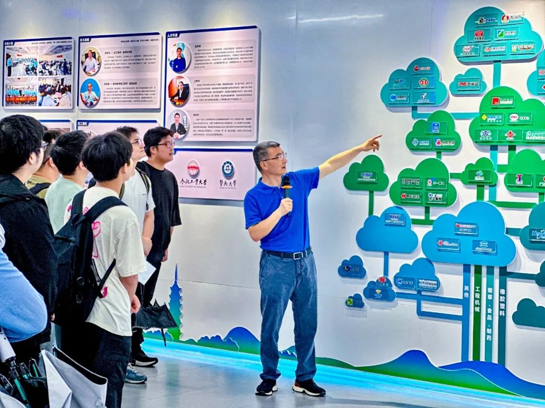 安徽大学机械系学子走进合肥UED官网,共探智造未来 安徽大学机械系学子走进合肥UED官网,共探智造未来